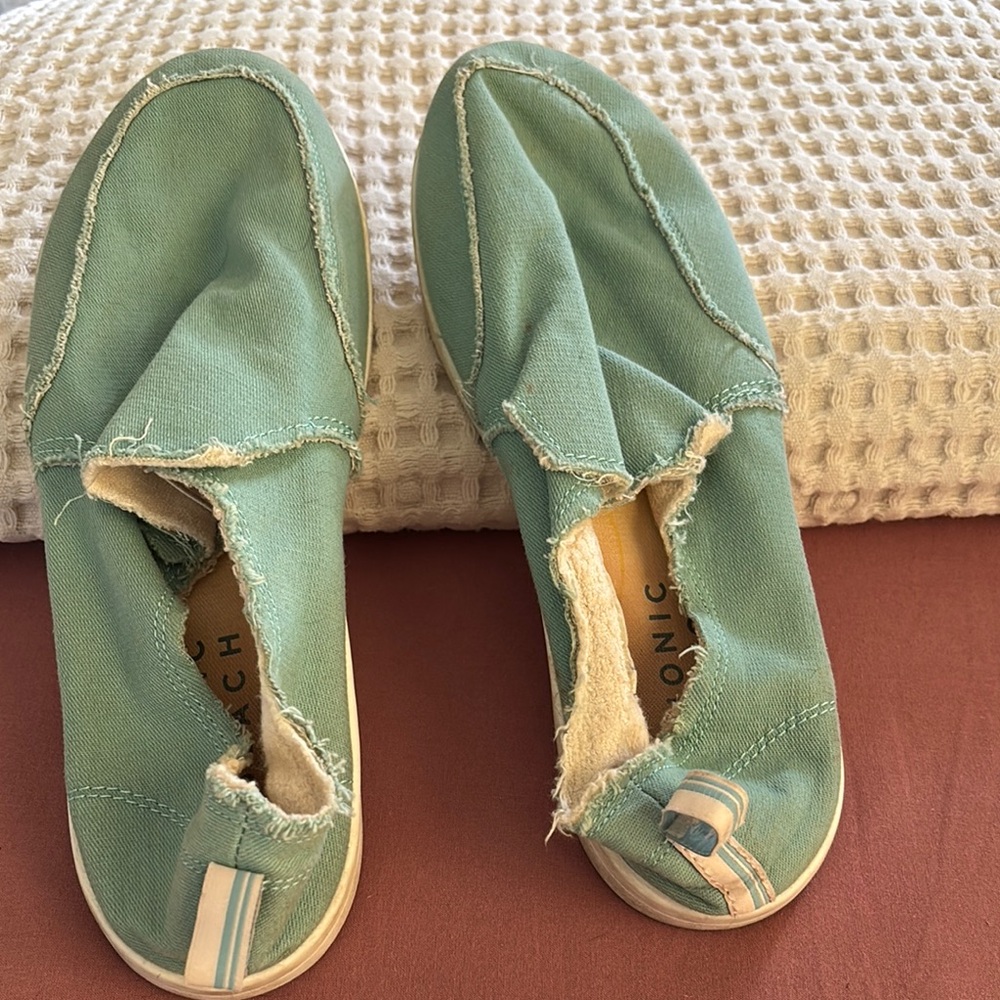 Vionic Beach Casual Green Slip-Ons
